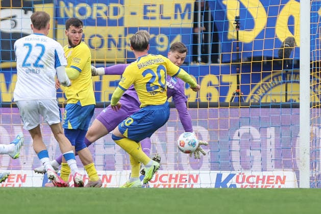19.04.2025, xtgx, Fussball 2. Bundesliga, Eintracht Braunschweig - Hertha BSC Berlin v.l. Lino Tempelmann (Braunschweig, 20), Tjark Ernst (Hertha, 1) schiesst den Ball aufs Tor, Torschuss, Schuss Parade, haelt den Ball, faengt den Ball, pariert (DFL DFB REGULATIONS PROHIBIT ANY USE OF PHOTOGRAPHS as IMAGE SEQUENCES and or QUASI-VIDEO) Braunschweig