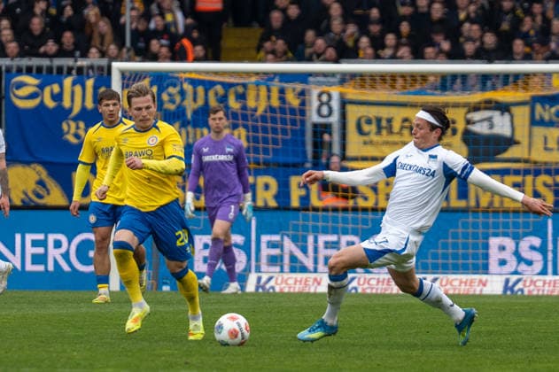 Deutschland: Fussball, 2. Bundesliga, 30. Spieltag 2025 26, Eintracht Braunschweig - Hertha BSC am 19.04. in Braunschweig, Eintracht-Stadion: Lino Tempelmann (Eintracht Braunschweig 20) Fabian Reese (Hertha BSC 11)
