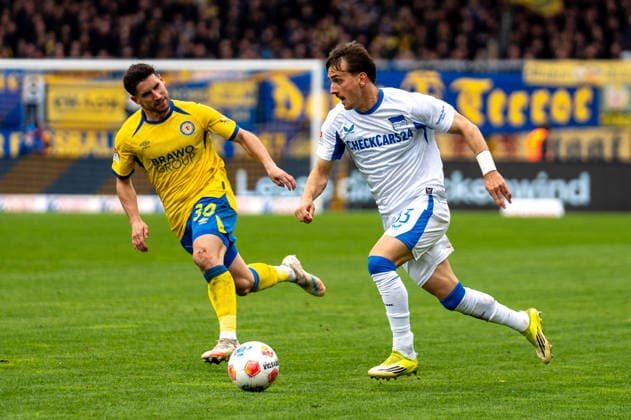 Deutschland: Fussball, 2. Bundesliga, 30. Spieltag 2025 26, Eintracht Braunschweig - Hertha BSC am 19.04. in Braunschweig, Eintracht-Stadion: Robin Heußer (Eintracht Braunschweig 30) Michal Karbownik (Hertha BSC 33)