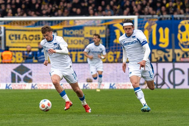 Deutschland: Fussball, 2. Bundesliga, 30. Spieltag 2025 26, Eintracht Braunschweig - Hertha BSC am 19.04. in Braunschweig, Eintracht-Stadion: Michael Cuisance (Hertha BSC 10) Fabian Reese (Hertha BSC 11)