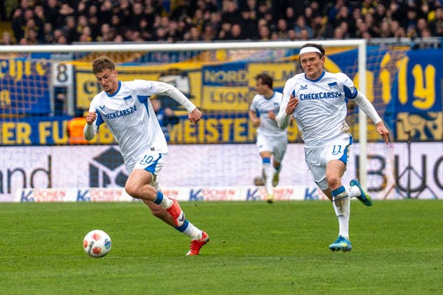 Deutschland: Fussball, 2. Bundesliga, 30. Spieltag 2025 26, Eintracht Braunschweig - Hertha BSC am 19.04. in Braunschweig, Eintracht-Stadion: Michael Cuisance (Hertha BSC 10) Fabian Reese (Hertha BSC 11)