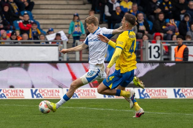 Deutschland: Fussball, 2. Bundesliga, 30. Spieltag 2025 26, Eintracht Braunschweig - Hertha BSC am 19.04. in Braunschweig, Eintracht-Stadion: Luca Schuler (Hertha BSC 18) Andi Hoti (Eintracht Braunschweig 4)