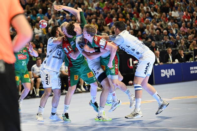 GER, Lanxess Arena Koeln, HBL, LIDL FINAL4, Men, Spiel um Platz 3, TBV Lemgo Lippe vs. SC Magdeburg 19.04.2026, Lanxess Arena , Koeln , GER, Lanxess Arena Koeln, HBL, LIDL FINAL4, Men, Spiel um Platz 3, TBV Lemgo Lippe vs. SC Magdeburg , im Bild: wird eng vor dem Tor um Joel Willecke (TBV Lemgo 24), Tim Suton (TBV Lemgo 23),