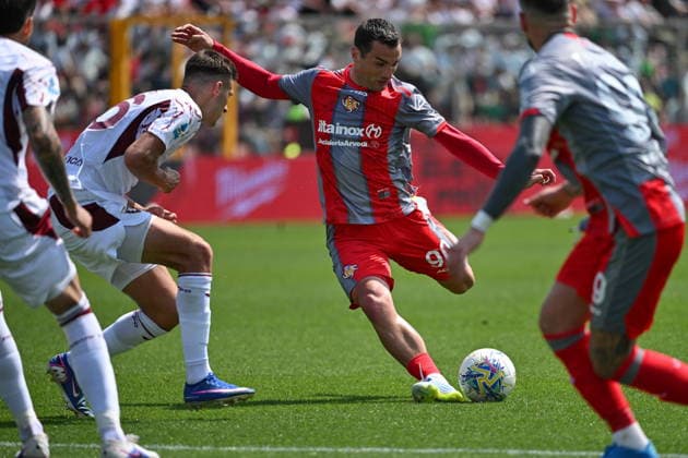 April 19, 2026, Cremona, Italy: Cremonese s Federico Bonazzoli in action during the Italian Serie A soccer match between Cremonese vs Torino FC at the Giovanni Zini stadium in Cremona, Italy, 19 April 2026. ANSA Serie A - Cremonese Vs Torino  - ZUMAa110 20260419_zaf_a110_007 Copyright: xAlessioxTarpinix