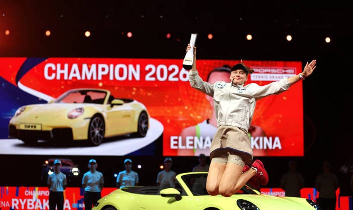 19.04.2026, Deutschland, Stuttgart, Porsche Tennis Grand Prix 2026, Finale, Siegerin Elena Rybakina (KAZ) jubelt, Jubel mit Pokal, springt jubelnd in die Luft *** 19 04 2026, Germany, Stuttgart, Porsche Tennis Grand Prix 2026, final, winner Elena Rybakina KAZ cheers, cheers with trophy, jumps jubilantly into the air