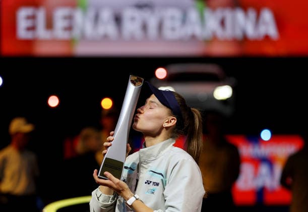 19.04.2026, Deutschland, Stuttgart, Porsche Tennis Grand Prix 2026, Finale, Siegerin Elena Rybakina (KAZ) jubelt, Jubel mit Pokal, küßt den Pokal