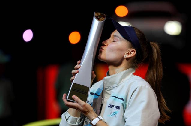 19.04.2026, Deutschland, Stuttgart, Porsche Tennis Grand Prix 2026, Finale, Siegerin Elena Rybakina (KAZ) jubelt, Jubel mit Pokal, küßt den Pokal