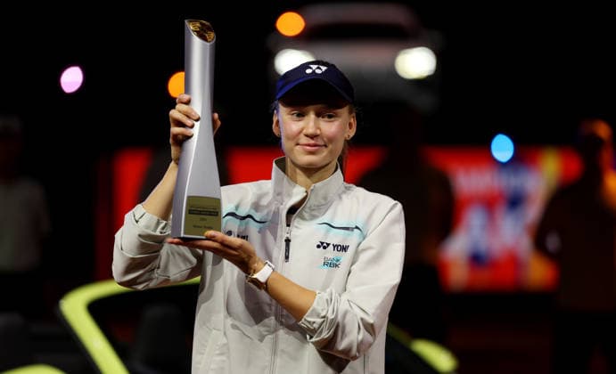 19.04.2026, Deutschland, Stuttgart, Porsche Tennis Grand Prix 2026, Finale, Siegerin Elena Rybakina (KAZ) jubelt, Jubel mit Pokal