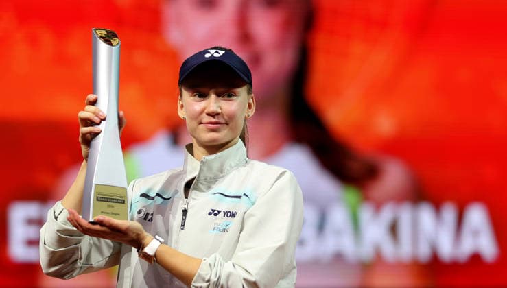 19.04.2026, Deutschland, Stuttgart, Porsche Tennis Grand Prix 2026, Finale, Siegerin Elena Rybakina (KAZ) jubelt, Jubel mit Pokal