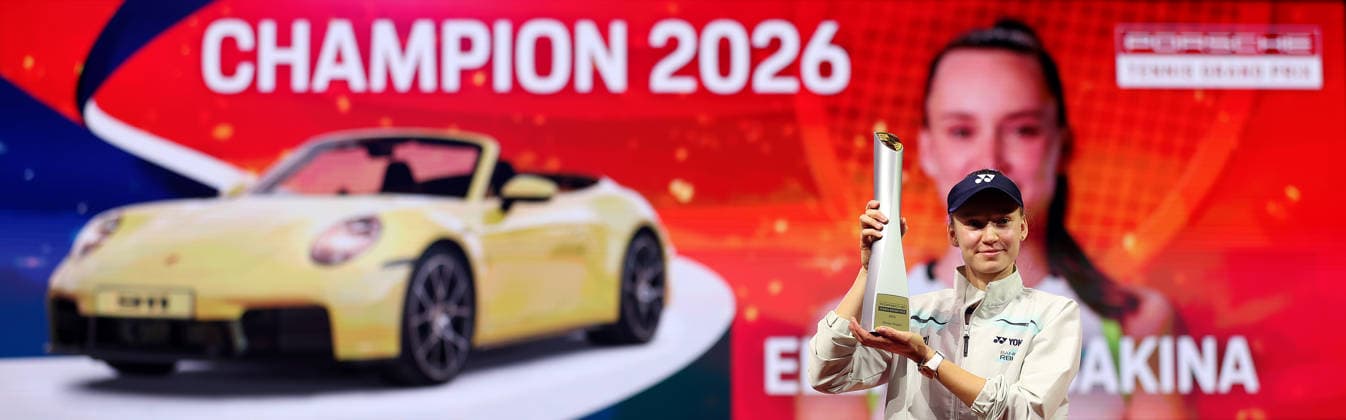19.04.2026, Deutschland, Stuttgart, Porsche Tennis Grand Prix 2026, Finale, Siegerin Elena Rybakina (KAZ) jubelt, Jubel mit Pokal