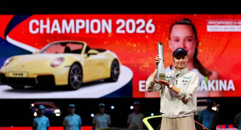19.04.2026, Deutschland, Stuttgart, Porsche Tennis Grand Prix 2026, Finale, Siegerin Elena Rybakina (KAZ) jubelt, Jubel mit Pokal