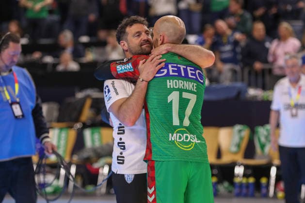 19.04.2026, xgox, Handball - DHB Pokal Spiel Platz 3 SC Magdeburg - TBV Lemgo Lippe emspor, v.l. Florian Kehrmann (Lemgo, Trainer) und Tim Hornke (Magdeburg, 17) umarmen sich Koeln