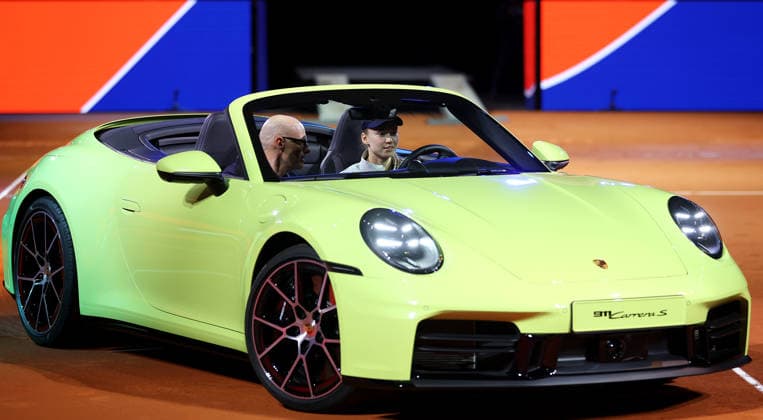 19.04.2026, Deutschland, Stuttgart, Porsche Tennis Grand Prix 2026, Finale, v.l. Vorstand Porsche Dr. Michael Leiters, Siegerin Elena Rybakina (KAZ) mit dem Siegerauto Porsche 911 Carrera S