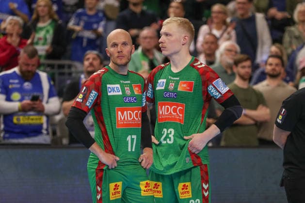 19.04.2026, xgox, Handball - DHB Pokal Spiel Platz 3 SC Magdeburg - TBV Lemgo Lippe emspor, v.l. Tim Hornke (Magdeburg, 17), Magnus Saugstrup (Magdeburg, 23) enttaeuscht, schaut enttaeuscht, niedergeschlagen, disappointed Koeln
