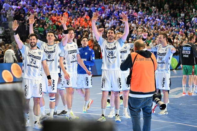 GER, Lanxess Arena Koeln, HBL, LIDL FINAL4, Men, Spiel um Platz 3, TBV Lemgo Lippe vs. SC Magdeburg 19.04.2026, Lanxess Arena , Koeln , GER, Lanxess Arena Koeln, HBL, LIDL FINAL4, Men, Spiel um Platz 3, TBV Lemgo Lippe vs. SC Magdeburg , im Bild: nach Ende des Spiels freuen sich die Lemgoer ueber den Sieg und 3. Platz Tim Suton (TBV Lemgo 23), Frederik Simak (TBV Lemgo 8), Joel Willecke (TBV Lemgo 24), Hendrik Wagner (TBV Lemgo 28),