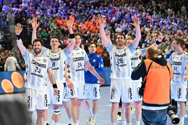 GER, Lanxess Arena Koeln, HBL, LIDL FINAL4, Men, Spiel um Platz 3, TBV Lemgo Lippe vs. SC Magdeburg 19.04.2026, Lanxess Arena , Koeln , GER, Lanxess Arena Koeln, HBL, LIDL FINAL4, Men, Spiel um Platz 3, TBV Lemgo Lippe vs. SC Magdeburg , im Bild: nach Ende des Spiels freuen sich die Lemgoer ueber den Sieg und 3. Platz Tim Suton (TBV Lemgo 23), Frederik Simak (TBV Lemgo 8), Joel Willecke (TBV Lemgo 24), Hendrik Wagner (TBV Lemgo 28),