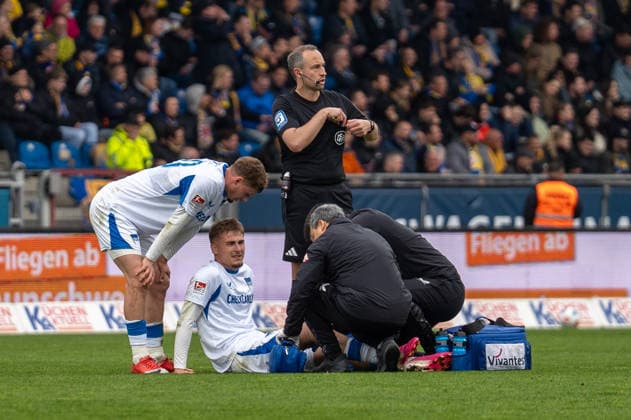 Deutschland: Fussball, 2. Bundesliga, 30. Spieltag 2025 26, Eintracht Braunschweig - Hertha BSC am 19.04. in Braunschweig, Eintracht-Stadion: Marten Winkler (Hertha BSC 22) muss verletzt ausgewechselt werden.