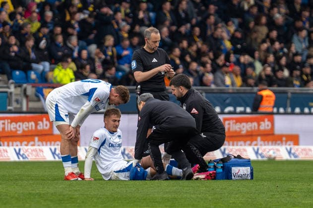 Deutschland: Fussball, 2. Bundesliga, 30. Spieltag 2025 26, Eintracht Braunschweig - Hertha BSC am 19.04. in Braunschweig, Eintracht-Stadion: Marten Winkler (Hertha BSC 22) muss verletzt ausgewechselt werden.
