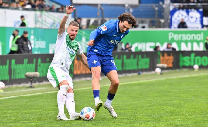 19.04.2026 - Fussball - Saison 2025 2026 - 2. Fussball - Bundesliga - 30. Spieltag: SpVgg Greuther Fürth ( Kleeblatt ) - SV Darmstadt 98 ( Lilien ) - Sportfoto Zink - xwoxzix - DFL regulations prohibit any use of photographs as image sequences and or quasi-video - only for editorial use - Jan Elvedi (15, SpVgg Greuther Fürth ) Fraser Hornby (9, SV Darmstadt 98 D98 SV98 )