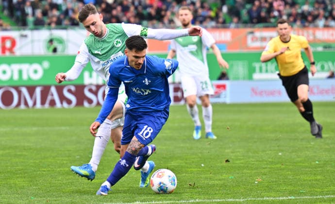 19.04.2026 - Fussball - Saison 2025 2026 - 2. Fussball - Bundesliga - 30. Spieltag: SpVgg Greuther Fürth ( Kleeblatt ) - SV Darmstadt 98 ( Lilien ) - Sportfoto Zink - xwoxzix - DFL regulations prohibit any use of photographs as image sequences and or quasi-video - only for editorial use - Raoul Petretta (18, SV Darmstadt 98 D98 SV98 ) vor Branimir Hrgota (10, SpVgg Greuther Fürth )
