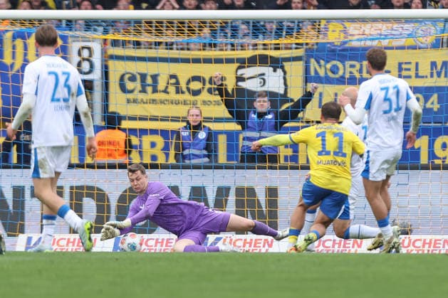 19.04.2025, xtgx, Fussball 2. Bundesliga, Eintracht Braunschweig - Hertha BSC Berlin v.l. Tjark Ernst (Hertha, 1), Jovan Mijatovic (Braunschweig, 11) schiesst den Ball aufs Tor, Torschuss, Schuss Parade, haelt den Ball, faengt den Ball, pariert (DFL DFB REGULATIONS PROHIBIT ANY USE OF PHOTOGRAPHS as IMAGE SEQUENCES and or QUASI-VIDEO) Braunschweig