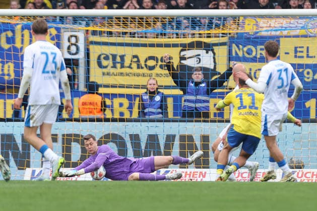 19.04.2025, xtgx, Fussball 2. Bundesliga, Eintracht Braunschweig - Hertha BSC Berlin v.l. Tjark Ernst (Hertha, 1), Jovan Mijatovic (Braunschweig, 11) schiesst den Ball aufs Tor, Torschuss, Schuss Parade, haelt den Ball, faengt den Ball, pariert (DFL DFB REGULATIONS PROHIBIT ANY USE OF PHOTOGRAPHS as IMAGE SEQUENCES and or QUASI-VIDEO) Braunschweig