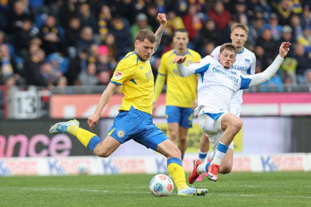 19.04.2025, xtgx, Fussball 2. Bundesliga, Eintracht Braunschweig - Hertha BSC Berlin v.l. Kevin Ehlers (Braunschweig, 21), Michael Cuisance (Hertha, 10) (DFL DFB REGULATIONS PROHIBIT ANY USE OF PHOTOGRAPHS as IMAGE SEQUENCES and or QUASI-VIDEO) Braunschweig