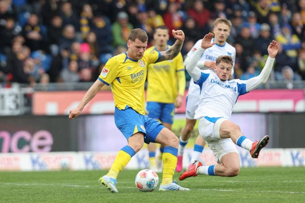19.04.2025, xtgx, Fussball 2. Bundesliga, Eintracht Braunschweig - Hertha BSC Berlin v.l. Kevin Ehlers (Braunschweig, 21), Michael Cuisance (Hertha, 10) (DFL DFB REGULATIONS PROHIBIT ANY USE OF PHOTOGRAPHS as IMAGE SEQUENCES and or QUASI-VIDEO) Braunschweig