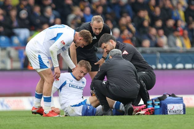 19.04.2025, xtgx, Fussball 2. Bundesliga, Eintracht Braunschweig - Hertha BSC Berlin v.l. Marten Winkler (Hertha, 22) verletzt, Verletzung, injury, injured (DFL DFB REGULATIONS PROHIBIT ANY USE OF PHOTOGRAPHS as IMAGE SEQUENCES and or QUASI-VIDEO) Braunschweig