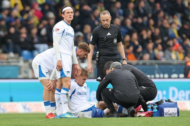 19.04.2025, xtgx, Fussball 2. Bundesliga, Eintracht Braunschweig - Hertha BSC Berlin v.l. Marten Winkler (Hertha, 22) verletzt, Verletzung, injury, injured (DFL DFB REGULATIONS PROHIBIT ANY USE OF PHOTOGRAPHS as IMAGE SEQUENCES and or QUASI-VIDEO) Braunschweig