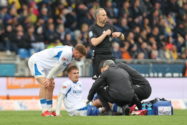 19.04.2025, xtgx, Fussball 2. Bundesliga, Eintracht Braunschweig - Hertha BSC Berlin v.l. Marten Winkler (Hertha, 22) verletzt, Verletzung, injury, injured (DFL DFB REGULATIONS PROHIBIT ANY USE OF PHOTOGRAPHS as IMAGE SEQUENCES and or QUASI-VIDEO) Braunschweig