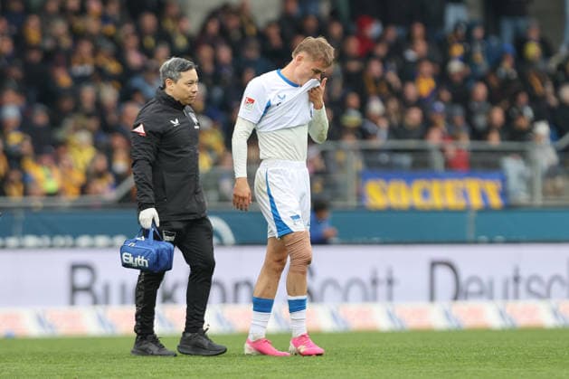 19.04.2025, xtgx, Fussball 2. Bundesliga, Eintracht Braunschweig - Hertha BSC Berlin v.l. Marten Winkler (Hertha, 22) verletzt, Verletzung, injury, injured (DFL DFB REGULATIONS PROHIBIT ANY USE OF PHOTOGRAPHS as IMAGE SEQUENCES and or QUASI-VIDEO) Braunschweig