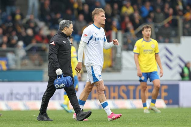 19.04.2025, xtgx, Fussball 2. Bundesliga, Eintracht Braunschweig - Hertha BSC Berlin v.l. Marten Winkler (Hertha, 22) verletzt, Verletzung, injury, injured (DFL DFB REGULATIONS PROHIBIT ANY USE OF PHOTOGRAPHS as IMAGE SEQUENCES and or QUASI-VIDEO) Braunschweig