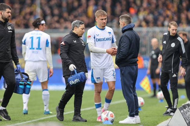 19.04.2025, xtgx, Fussball 2. Bundesliga, Eintracht Braunschweig - Hertha BSC Berlin v.l. Marten Winkler (Hertha, 22) verletzt, Verletzung, injury, injured (DFL DFB REGULATIONS PROHIBIT ANY USE OF PHOTOGRAPHS as IMAGE SEQUENCES and or QUASI-VIDEO) Braunschweig