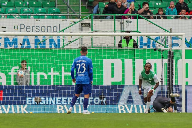 Fürth, Deutschland: 19. April 2026 - 2. Bundesliga - 30. Spieltag - SpVgg Greuther Fürth vs. SV Darmstadt 98 Im Bild: Torschütze Noel Futkeu (Greuther Fürth), von rechts der Zweite im Bild, verwandelt den Handelfmeter und macht das Ausgleichstor zum 1:1 für Greuther Fürth DFL regulations prohibit any use of photographs as image sequences and or quasi-video.