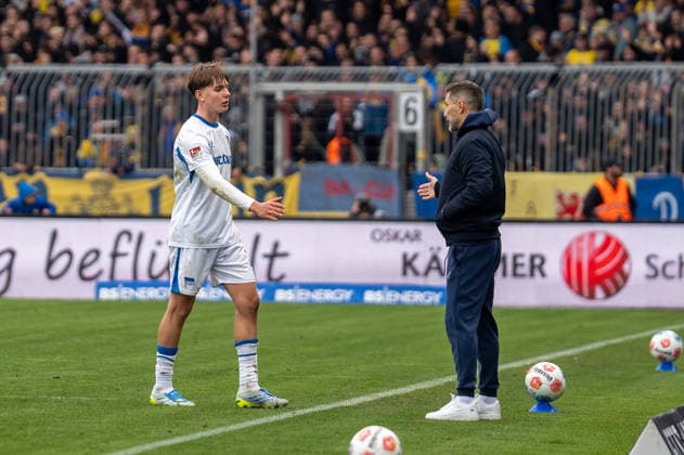 Deutschland: Fussball, 2. Bundesliga, 30. Spieltag 2025 26, Eintracht Braunschweig - Hertha BSC am 19.04. in Braunschweig, Eintracht-Stadion: Kennet Eichhorn (Hertha BSC 23) verlässt den Platz. Rote Karte, VAR, Stefan Leitl (Trainer Hertha BSC)