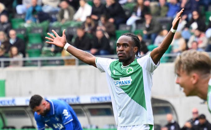 19.04.2026 - Fussball - Saison 2025 2026 - 2. Fussball - Bundesliga - 30. Spieltag: SpVgg Greuther Fürth ( Kleeblatt ) - SV Darmstadt 98 ( Lilien ) - Sportfoto Zink - xwoxzix - DFL regulations prohibit any use of photographs as image sequences and or quasi-video - only for editorial use - Noel Futkeu (9, SpVgg Greuther Fürth ) gestikuliert Geste