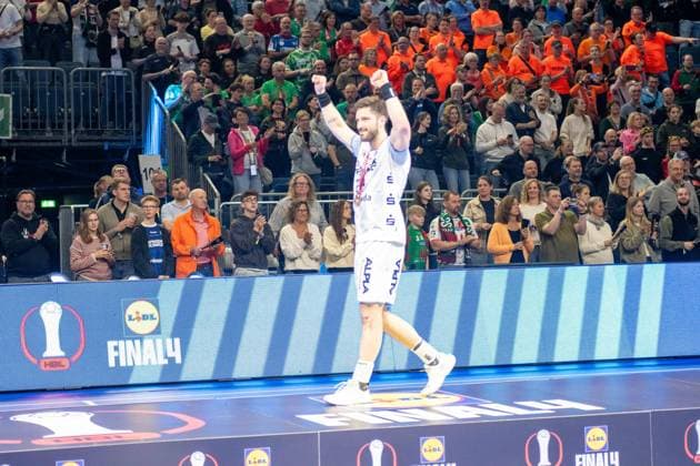 Tim Suton, Rueckraum (TBV Lemgo Lippe 23), Siegerehrung, TBV Lemgo Lippe, Platz 3, TBV Lemgo Lippe - SC Magdeburg, DHB-Pokal Maenner, Herren, 6. Spieltag, Spiel um Platz 3, Daikin HBL, Lidl Final 4, 19.04.2026 Köln NRW Deutschland