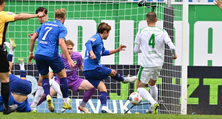 19.04.2026 - Fussball - Saison 2025 2026 - 2. Fussball - Bundesliga - 30. Spieltag: SpVgg Greuther Fürth ( Kleeblatt ) - SV Darmstadt 98 ( Lilien ) - Sportfoto Zink - xwoxzix - DFL regulations prohibit any use of photographs as image sequences and or quasi-video - only for editorial use - Yosuke Furukawa (44, SV Darmstadt 98 D98 SV98 ) erzielt Treffer Tor Torschuß zum 1:2
