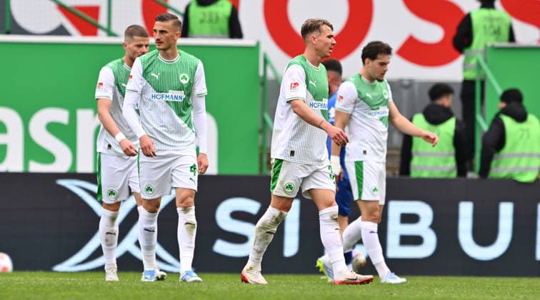 19.04.2026 - Fussball - Saison 2025 2026 - 2. Fussball - Bundesliga - 30. Spieltag: SpVgg Greuther Fürth ( Kleeblatt ) - SV Darmstadt 98 ( Lilien ) - Sportfoto Zink - xwoxzix - DFL regulations prohibit any use of photographs as image sequences and or quasi-video - only for editorial use - Jan Elvedi (15, SpVgg Greuther Fürth ) Philipp Ziereis (4, SpVgg Greuther Fürth ) Felix Klaus (30, SpVgg Greuther Fürth ) Reno Münz Muenz (5, SpVgg Greuther Fürth ) enttäuscht Enttäuschung