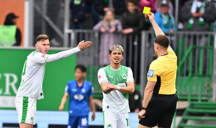 19.04.2026 - Fussball - Saison 2025 2026 - 2. Fussball - Bundesliga - 30. Spieltag: SpVgg Greuther Fürth ( Kleeblatt ) - SV Darmstadt 98 ( Lilien ) - Sportfoto Zink - xwoxzix - DFL regulations prohibit any use of photographs as image sequences and or quasi-video - only for editorial use - Eric Weisbach (Schiedsrichter ) zeigt Branimir Hrgota (10, SpVgg Greuther Fürth ) gelbe Karte Gelb