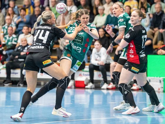Sina Ehmann (Frisch Auf Frauen, 22) im Zweikampf mit Julia Niewiadomska (BSV Sachsen Zwickau, 44), BSV Sachsen Zwickau vs. Frisch Auf Goeppingen, Handball, 1. Bundesliga, Spielzeit 2025 2026, 19.04.2026 BSV Sachsen Zwickau vs. Frisch Auf Goeppingen, Handball, 1. Bundesliga, Spielzeit 2025 2026, 19.04.2026 Zwickau Copyright: xMichaelxSchmidt Eibner-Pressefotx EP_MST