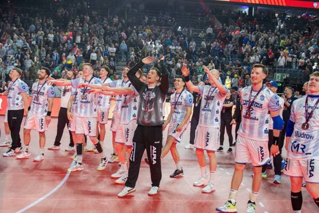 TBV Lemgo Lippe, Platz 3, Feier mit den Fans, TBV Lemgo Lippe - SC Magdeburg, DHB-Pokal Maenner, Herren, 6. Spieltag, Spiel um Platz 3, Daikin HBL, Lidl Final 4, 19.04.2026 Köln NRW Deutschland