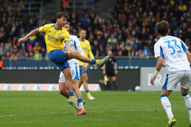 Braunschweig vs Hertha, 2. BL Braunschweig, 19.04.2026, Fußball, Herren, 2. BL, Saison 2025 2026, Eintracht Braunschweig vs. Hertha BSC Berlin: Max Marie (Eintracht Braunschweig) schießt Tor zum 1:1, Michal Karbownik (Hertha BSC), Michael Cuisance (Hertha BSC) (DFL DFB REGULATIONS PROHIBIT ANY USE OF PHOTOGRAPHS as IMAGE SEQUENCES and or QUASI-VIDEO) Stadion an der Hamburger Straße Niedersachsen Deutschland