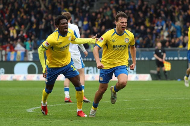 Braunschweig vs Hertha, 2. BL Braunschweig, 19.04.2026, Fußball, Herren, 2. BL, Saison 2025 2026, Eintracht Braunschweig vs. Hertha BSC Berlin: Max Marie (Eintracht Braunschweig) jubelt mit Faride Alidou (Eintracht Braunschweig) nach seinem Tor zum 1:1 (DFL DFB REGULATIONS PROHIBIT ANY USE OF PHOTOGRAPHS as IMAGE SEQUENCES and or QUASI-VIDEO) Stadion an der Hamburger Straße Niedersachsen Deutschland