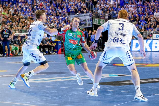 19.04.2026, xsscx, Handball, DHB-Pokal Lidl Final4, Spiel um Platz 3, TBV Lemgo-Lippe - SC Magdeburg, Saison 2025 2026 Herren, Lanxess Arena, Köln: Adam Nyfjäll (TBV Lemgo Lippe 22) im Zweikampf gegen Felix Claar (SC Magdeburg 07) und Nicolai Theilinger (TBV Lemgo Lippe 03) Photo: xSandraxScherningxPressefotoKochx Nordrhein-Westfalen Deutschland
