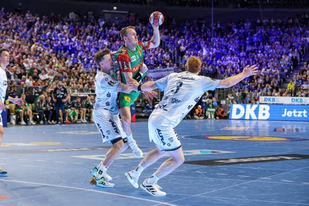 19.04.2026, xsscx, Handball, DHB-Pokal Lidl Final4, Spiel um Platz 3, TBV Lemgo-Lippe - SC Magdeburg, Saison 2025 2026 Herren, Lanxess Arena, Köln: Adam Nyfjäll (TBV Lemgo Lippe 22) im Zweikampf gegen Felix Claar (SC Magdeburg 07) und Nicolai Theilinger (TBV Lemgo Lippe 03) Photo: xSandraxScherningxPressefotoKochx Nordrhein-Westfalen Deutschland