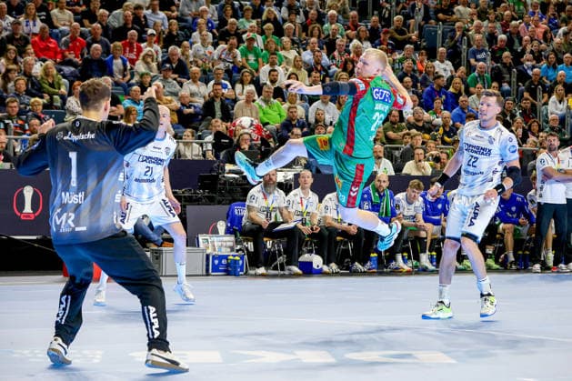 19.04.2026, xsscx, Handball, DHB-Pokal Lidl Final4, Spiel um Platz 3, TBV Lemgo-Lippe - SC Magdeburg, Saison 2025 2026 Herren, Lanxess Arena, Köln: Magnus Saugstrup (SC Magdeburg 23) beim Wurf gegen Constantin Möstl (TBV Lemgo Lippe 01) Photo: xSandraxScherningxPressefotoKochx Nordrhein-Westfalen Deutschland