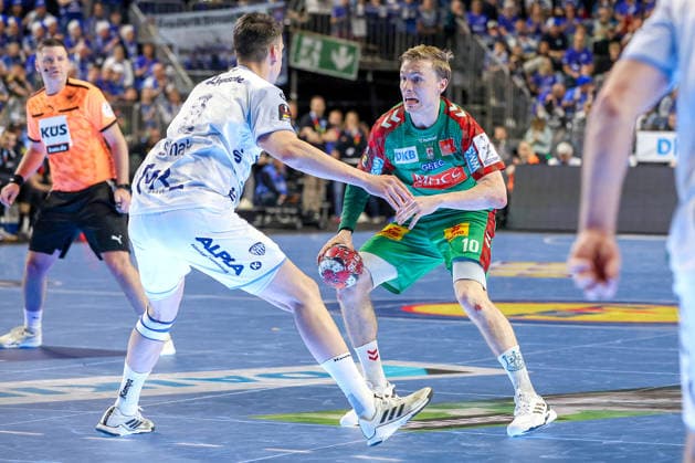 19.04.2026, xsscx, Handball, DHB-Pokal Lidl Final4, Spiel um Platz 3, TBV Lemgo-Lippe - SC Magdeburg, Saison 2025 2026 Herren, Lanxess Arena, Köln: Frederik Simak (TBV Lemgo Lippe 08) im Zweikampf gegen Gisli Kristjansson (SC Magdeburg 10) Photo: xSandraxScherningxPressefotoKochx Nordrhein-Westfalen Deutschland