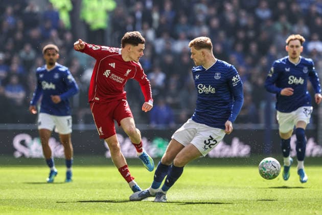 Premier League: Everton v Liverpool Florian Wirtz of Liverpool passes the ball under pressure from Jarrad Branthwaite of Everton during the Premier League match Everton vs Liverpool at Hill Dickinson Stadium, Liverpool, United Kingdom on 19 April 2026 (Photo by Alfie Cosgrove News Images) Liverpool Hill Dickinson Stadium Merseyside United Kingdom Copyright: xAlfiexCosgrove NewsxImagesx
